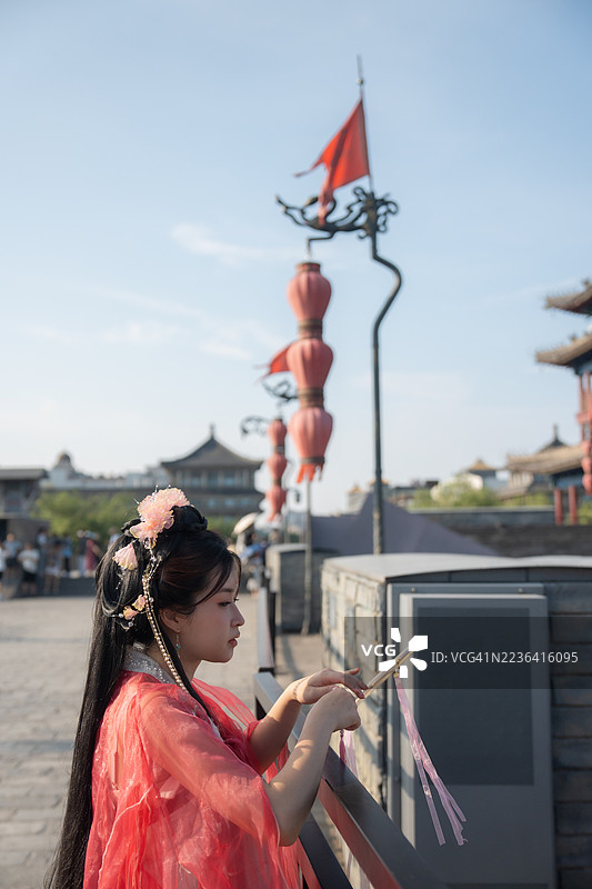 身着中国传统服饰的游客探索西安图片素材