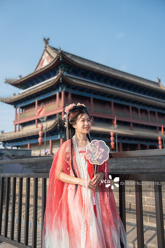 身着汉服的年轻女子在中国西安游览图片素材
