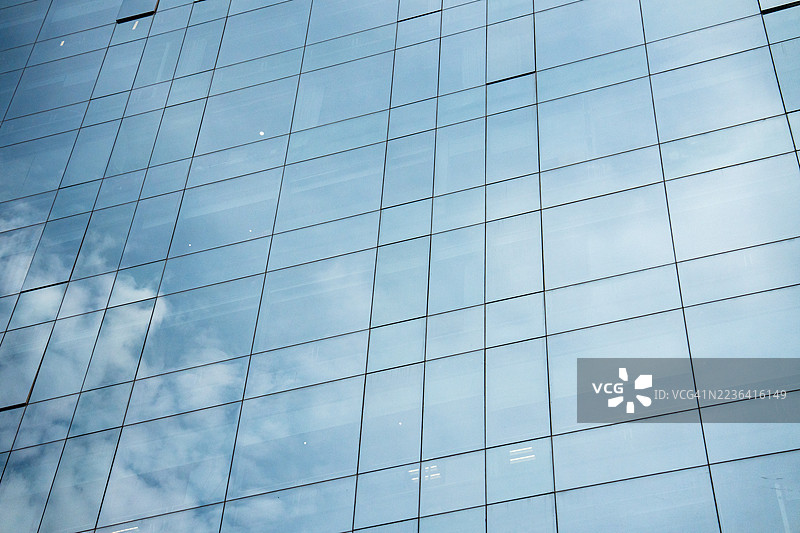 现代摩天大楼外立面与蓝天，适用于商业概念图片素材