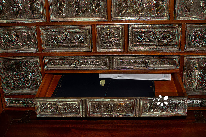 华丽的古董木柜，带有打开的抽屉，里面放着文件图片素材