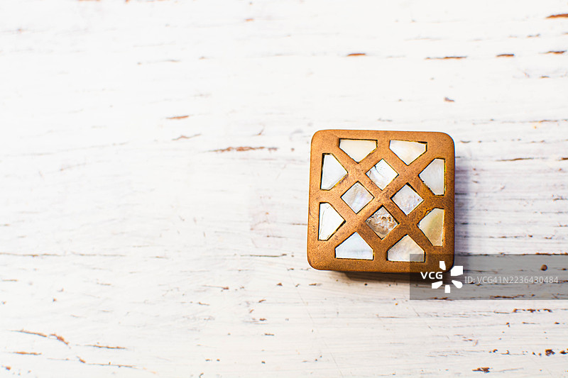 方形几何形状的杯垫，镶嵌了母贝饰面图片素材