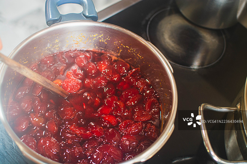 在炉子上用锅制作自制樱桃果酱图片素材