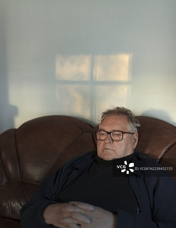 老年男子在家中沙发上休息图片素材
