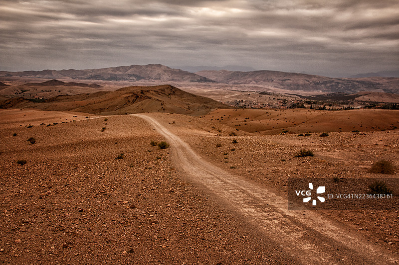 阿加法伊沙漠中的风景小径与日落下的阿特拉斯山脉 – 2023年6月18日图片素材