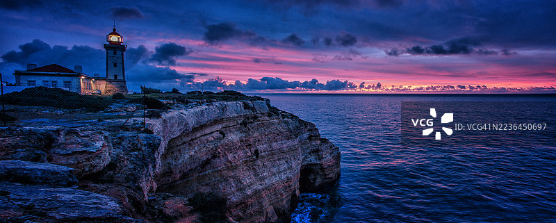 阿尔法津纳灯塔、悬崖和大西洋上空壮观的日出，红色光辉 – 葡萄牙阿尔加维，2025年1月26日图片素材