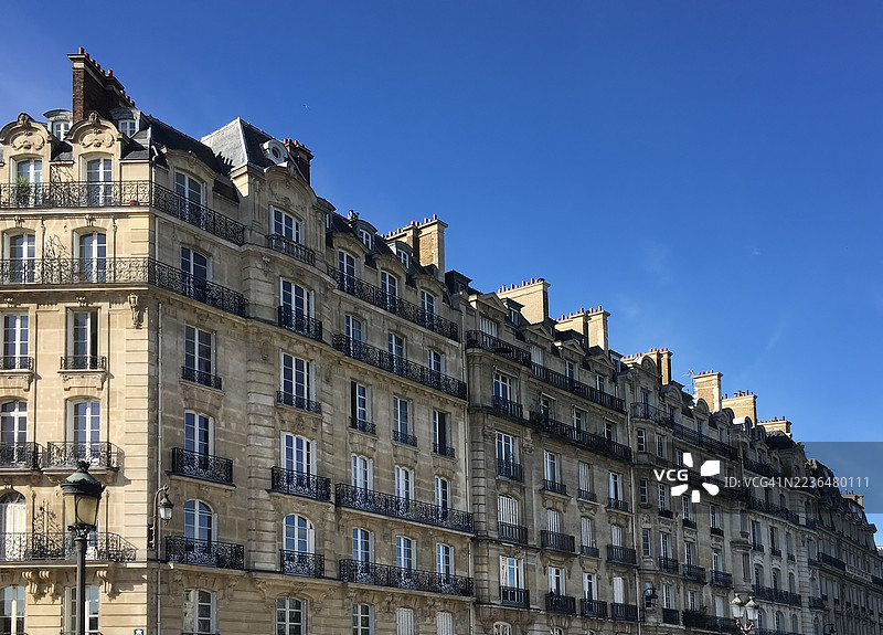 巴黎，法国，蓝天映衬下的奥斯曼时代公寓楼图片素材