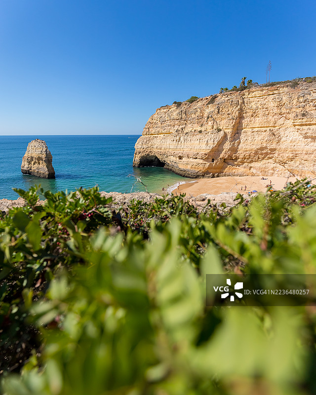阿尔加维，葡萄牙的卡尔瓦略海滩金色悬崖图片素材