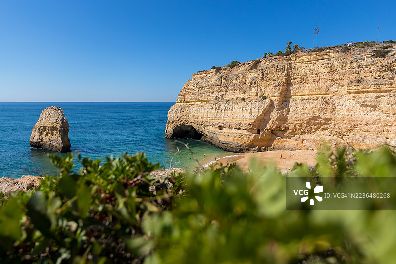 阿尔加维，葡萄牙的卡尔瓦略海滩金色悬崖图片素材