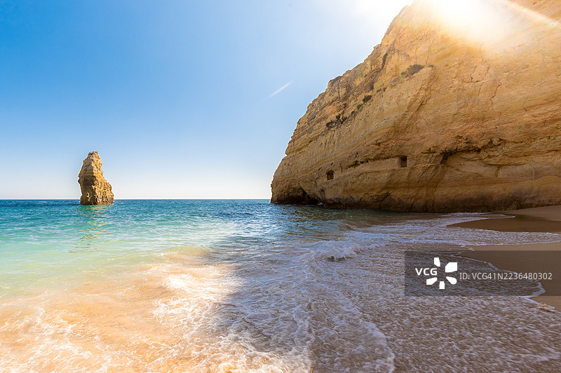 阿尔加维，葡萄牙的卡尔瓦略海滩金色悬崖图片素材