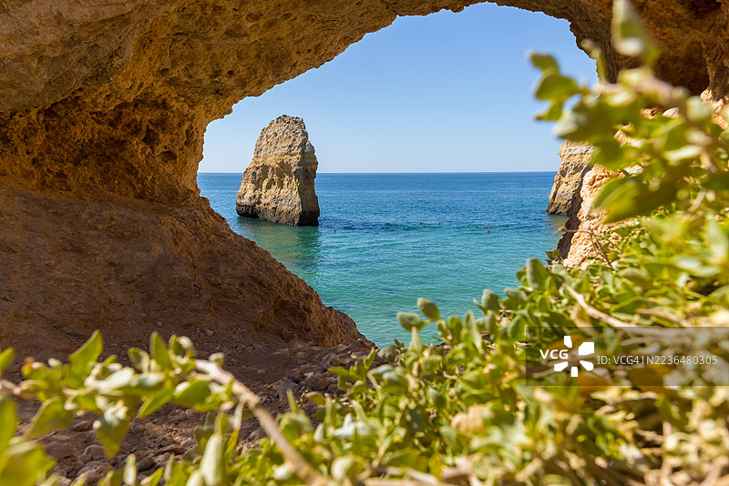 阿尔加维，葡萄牙的卡尔瓦略海滩金色悬崖图片素材
