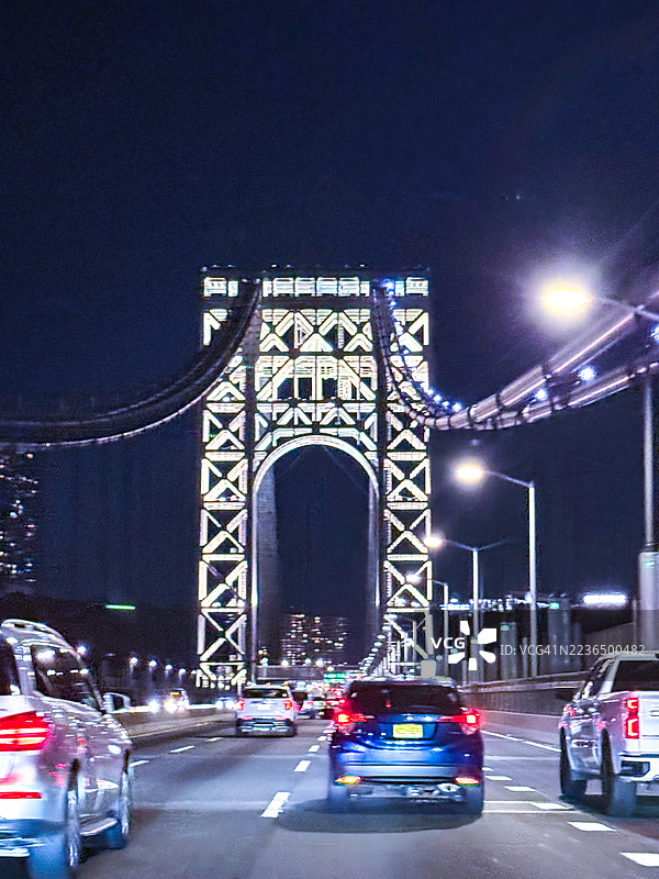 乔治·华盛顿大桥上层的汽车，节日时分灯光璀璨的塔楼，纽约市的节日气氛图片素材