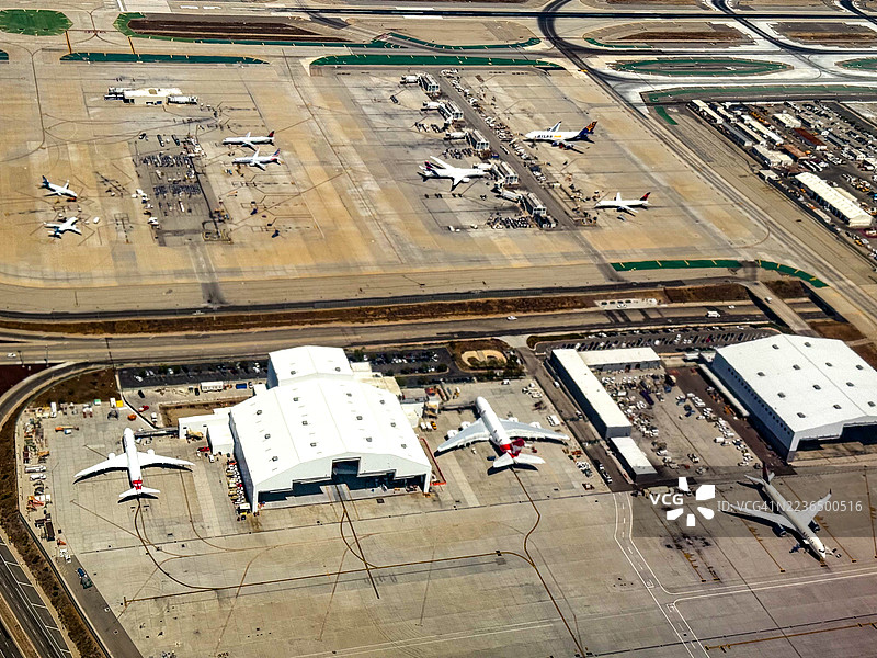 从高处俯瞰洛杉矶的地面飞机、机库和机场航站楼结构图片素材