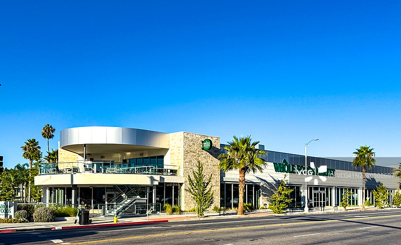 洛杉矶文图拉大道上的现代化全食超市外观图片素材