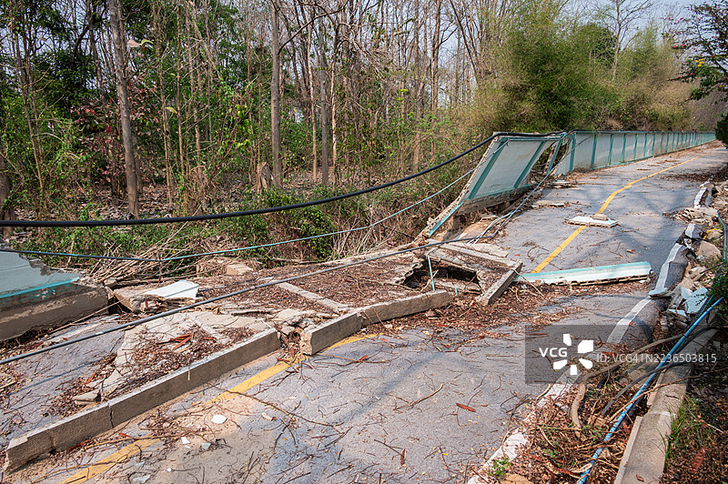 泰国清莱省因地震导致的墙壁和道路坍塌。图片素材