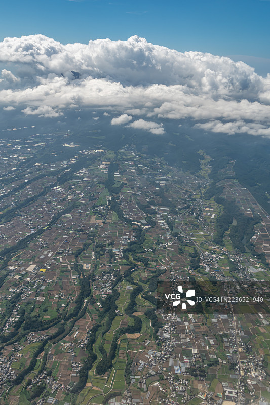 从飞机上俯瞰日本长崎的雲仙山上空的雨云图片素材