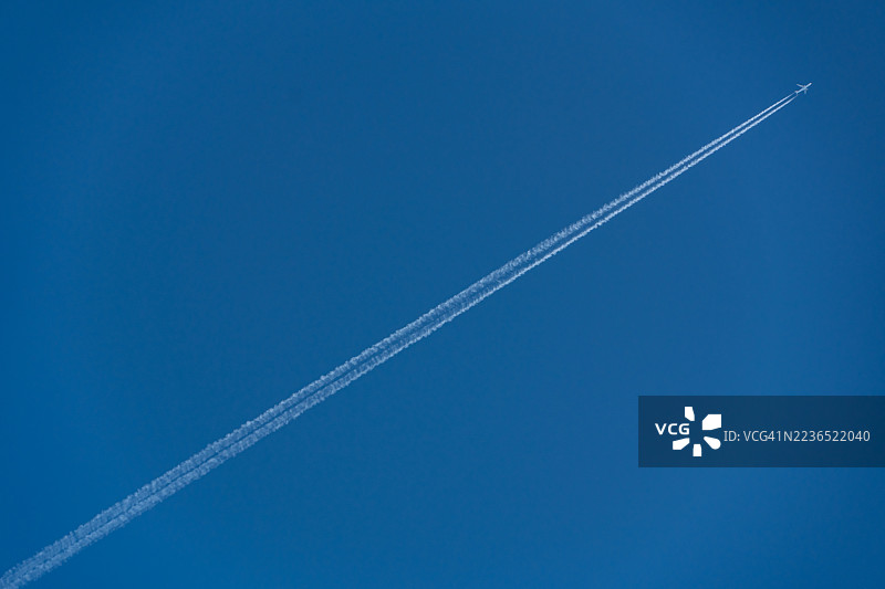 在日本佐贺上空飞行的飞机与蓝天相映成趣图片素材