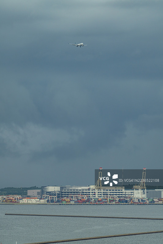 日本福冈市上空飞行的飞机图片素材