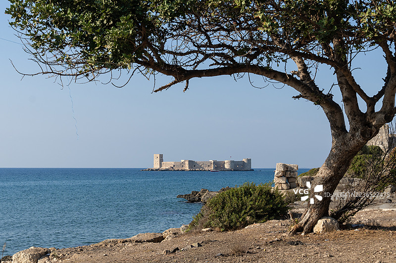 土耳其吉兹卡莱西城堡从海滩上看图片素材