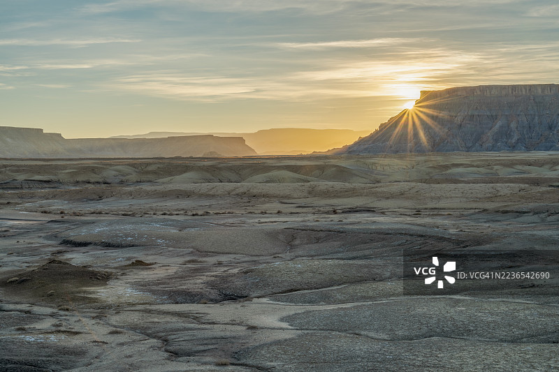 太阳在美国犹他州工厂布特附近的北凯恩维尔礁和荒地后落下。图片素材