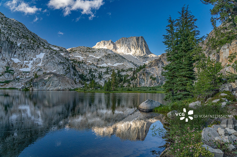 黎明时分，滑坡山上的巨兽映照在加州胡佛荒野的皇冠湖中，亨博尔德-托伊亚比国家森林。图片素材