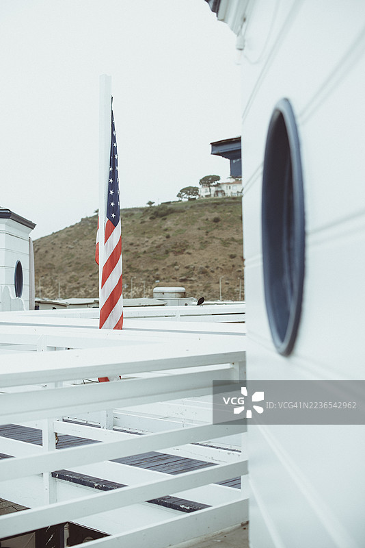 加利福尼亚州马里布的木栈道上近距离拍摄的美国国旗图片素材