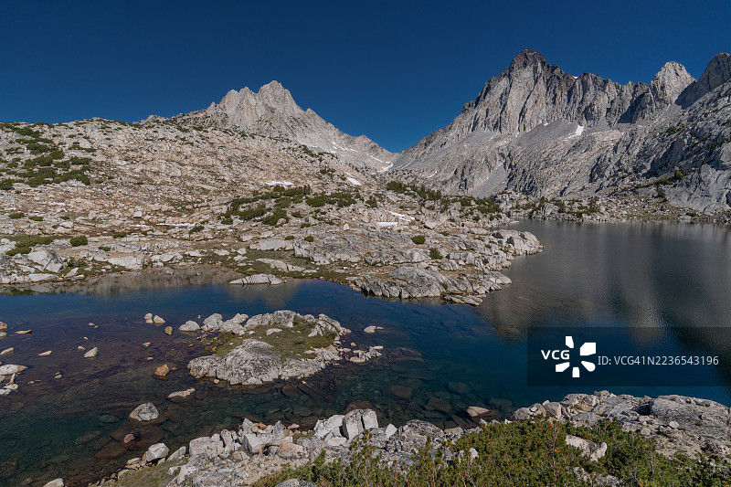 银色分割峰和红白山在加利福尼亚州的格林内尔湖上方，内华达山脉，塞拉国家森林，美国图片素材
