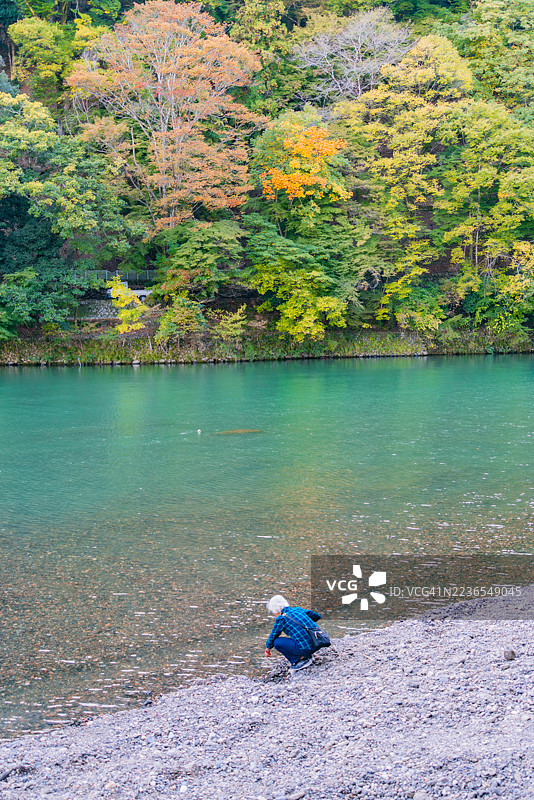 日本京都岚山大井川秋日色彩景观图片素材