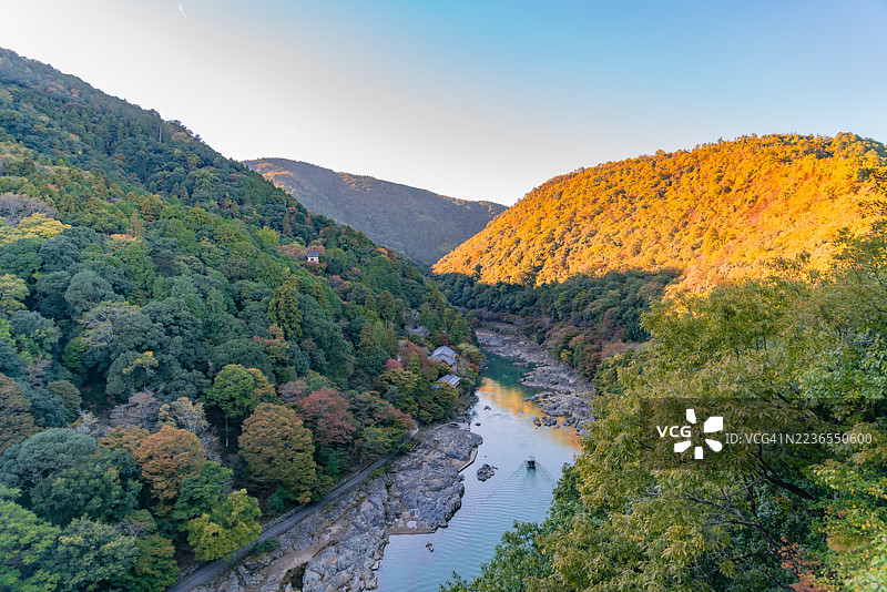 日本京都岚山附近大井川的日落景观图片素材