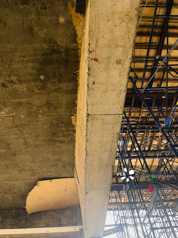 建筑工地上的混凝土板和脚手架图片素材