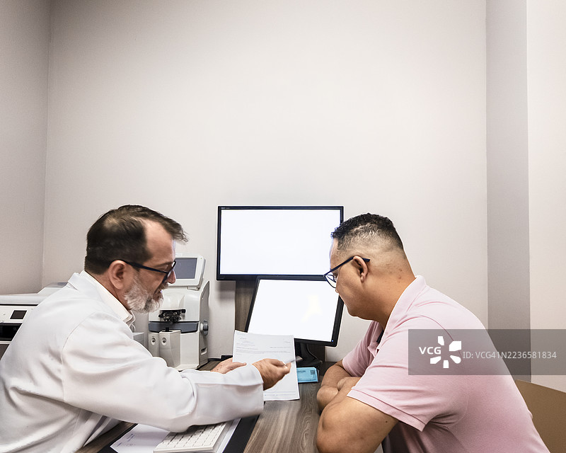 医生在现代医疗诊室咨询病人图片素材