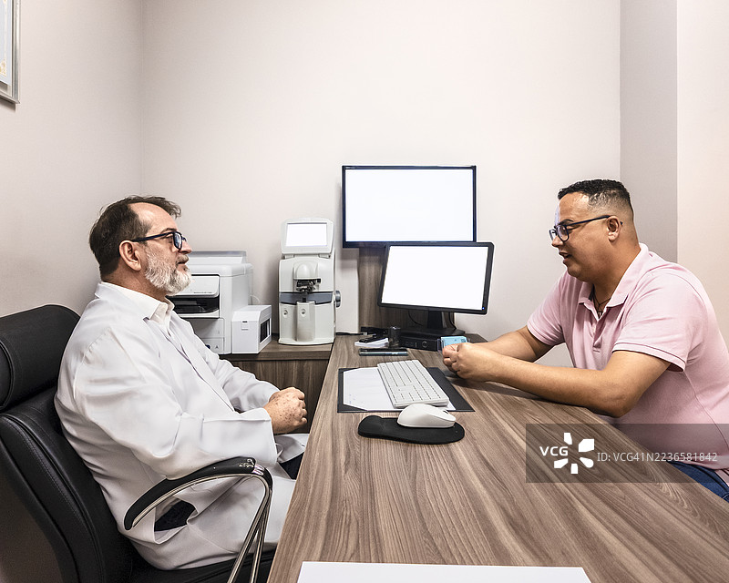 医生在现代医疗诊所咨询病人图片素材