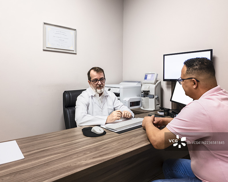 医生在现代诊室咨询病人图片素材