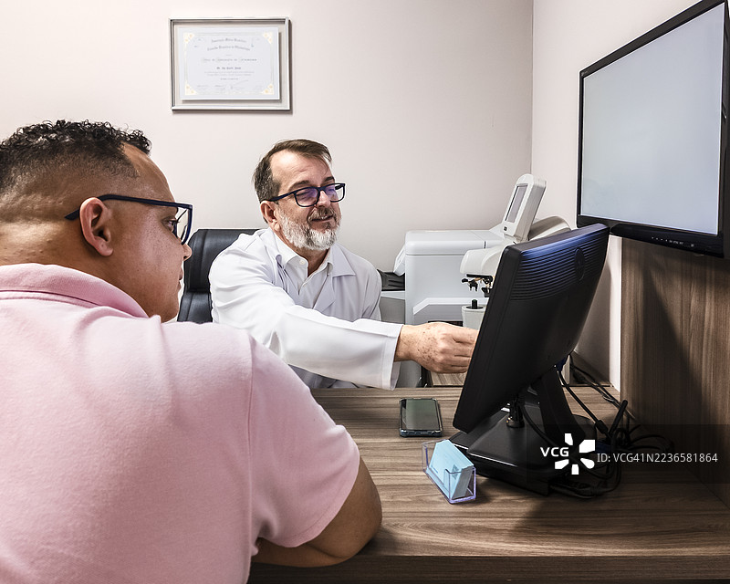 医生在现代医疗诊所咨询病人图片素材