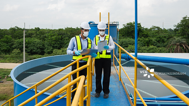 团队在水处理设施工作，采样和监测水质。水处理厂的操作员正在检查和分析水质。图片素材