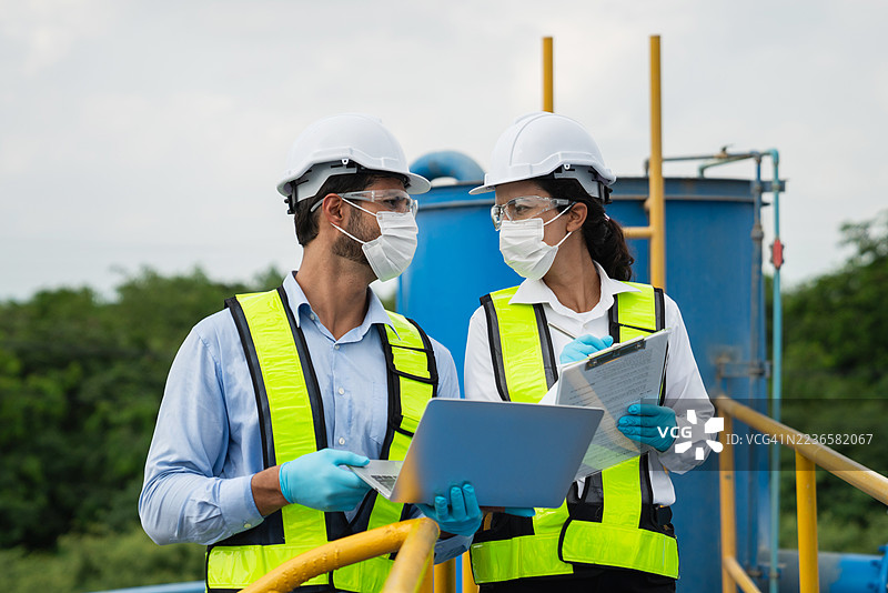 团队在水处理设施工作，采样和监测水质。水处理厂的操作员正在检查和分析水质。图片素材
