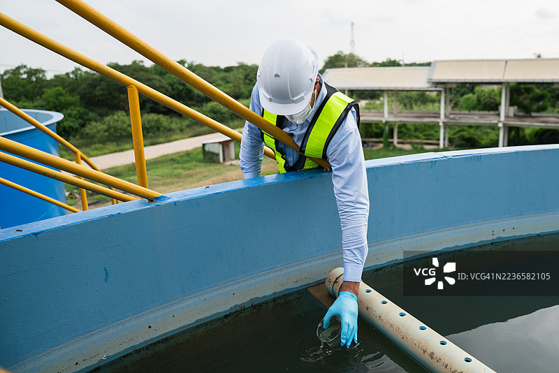 团队在水处理设施工作，采样和监测水质。水处理厂的操作员正在检查和分析水质。图片素材