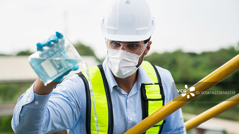 团队在水处理设施工作，采样和监测水质。水处理厂的操作员正在检查和分析水质。图片素材