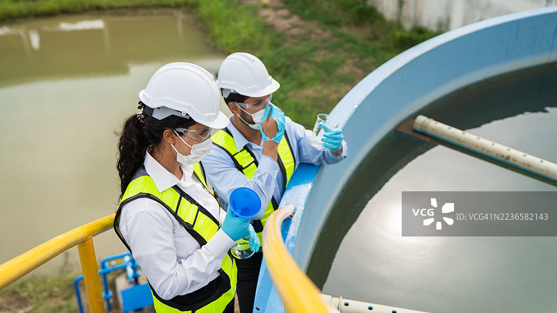 团队在水处理设施工作，采样和监测水质。水处理厂的操作员正在检查和分析水质。图片素材