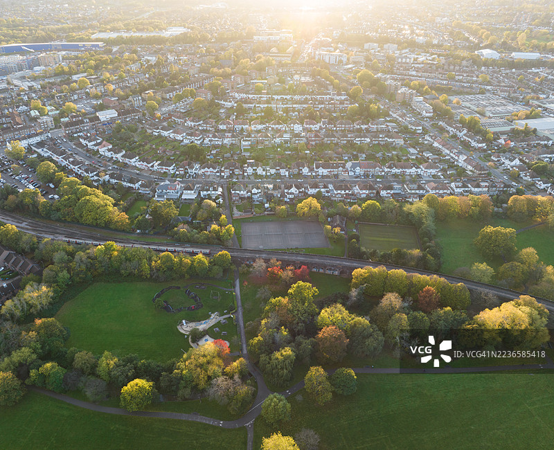 日落时分的房屋和花园图片素材