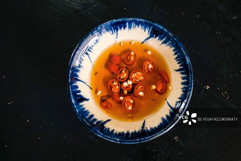 越南家庭餐中的传统鱼露Nuoc Cham图片素材