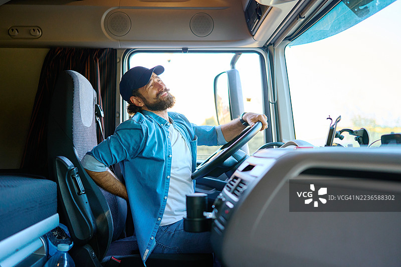 卡车司机在驾驶时感到背部疼痛图片素材