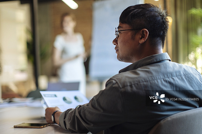 现代办公室中专注的专业倾听商业演示图片素材