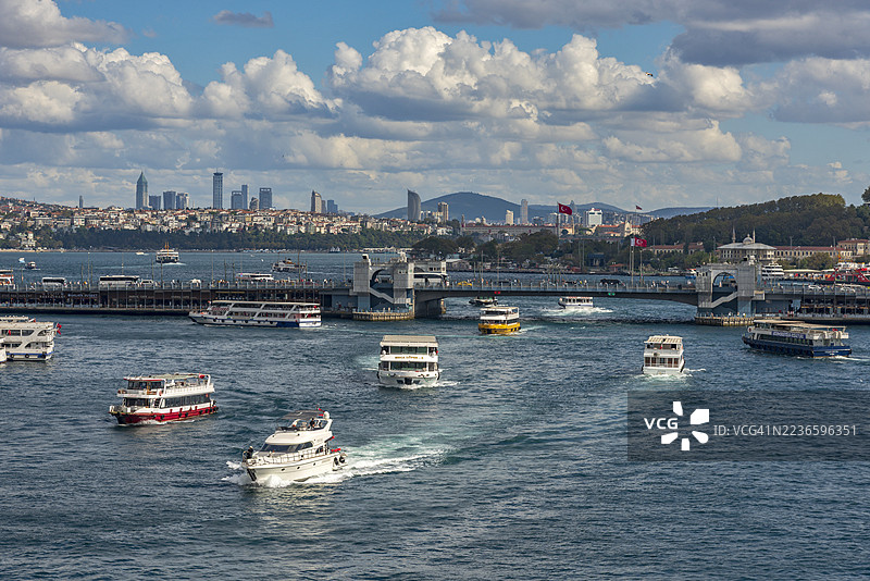 土耳其伊斯坦布尔金角湾的船只图片素材