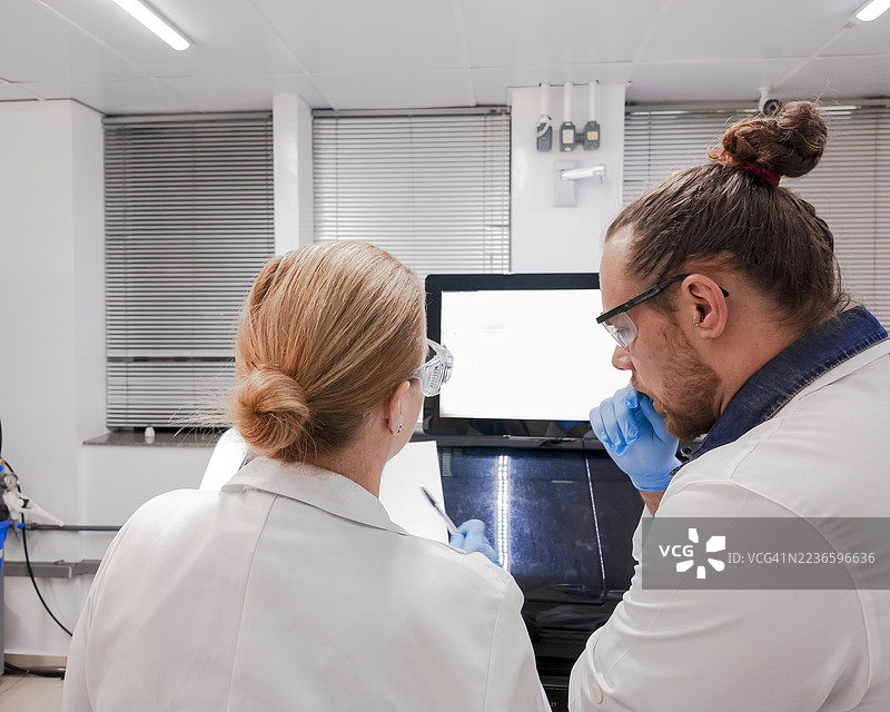 科学家在现代实验室讨论研究图片素材