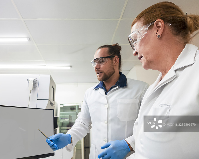 科学家在现代实验室讨论研究图片素材