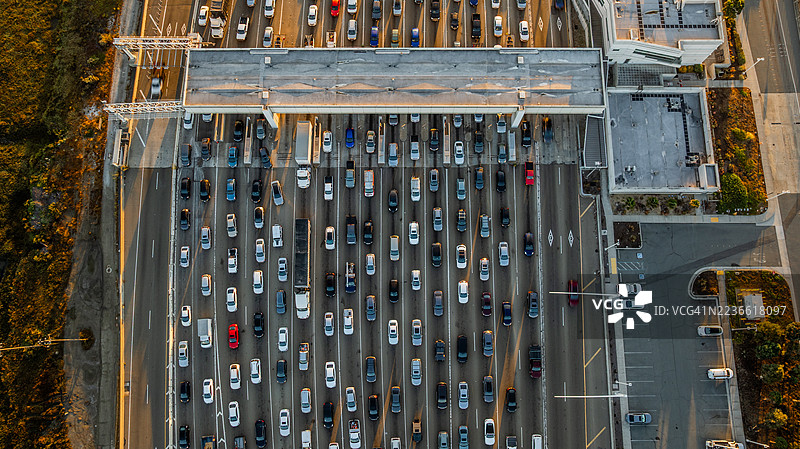 拥堵的通勤：贝桥高速公路80号图片素材