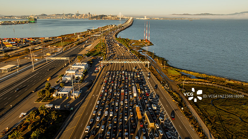拥堵的通勤：贝桥高速公路80号图片素材