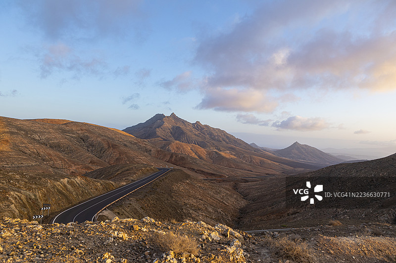贝坦库里亚日落 - 俯瞰富埃特文图拉的西卡松布雷山图片素材