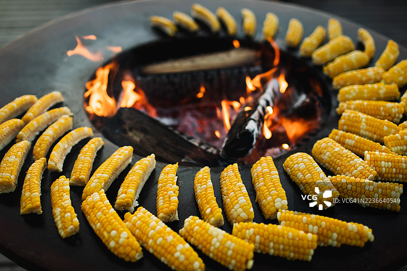 在火坑烤架上用明火烹饪甜玉米图片素材