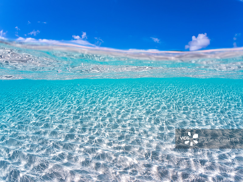 可以看到阳伞、船只，甚至是独特于冲绳的双体船Sabani。拍摄了美丽的白色沙滩的一半。还有一群热带鱼。美丽的珊瑚礁和游泳的人们。外岛、座间味岛、慶良間群岛。图片素材